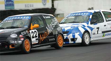 Det er tæt i Fleggaard Renault Clio Cup. Det beviser Henrik Larsen (2) og Tom Pedersen (7) her (Foto: Birger Vilén)